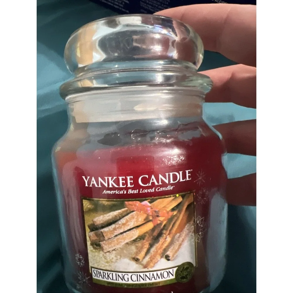 YANKEE CANDLE Sparkling Cinnamon 14.5oz 1 Wick Medium‎ Jar Red Lightly Burned